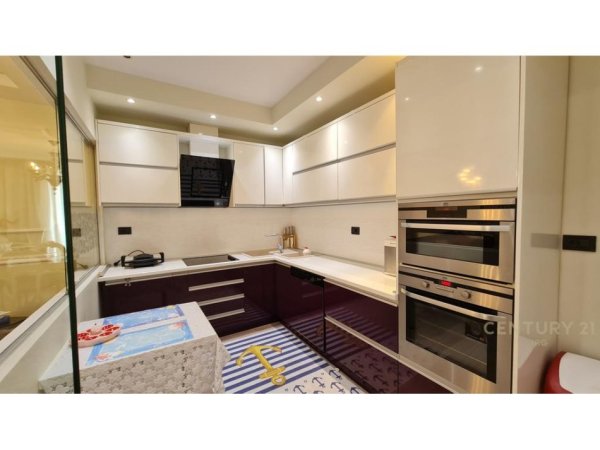 Tirane, jepet me qera apartament 2+1+Aneks+Ballkon Kati 10, 165 m² 1.800 € (Blloku)
