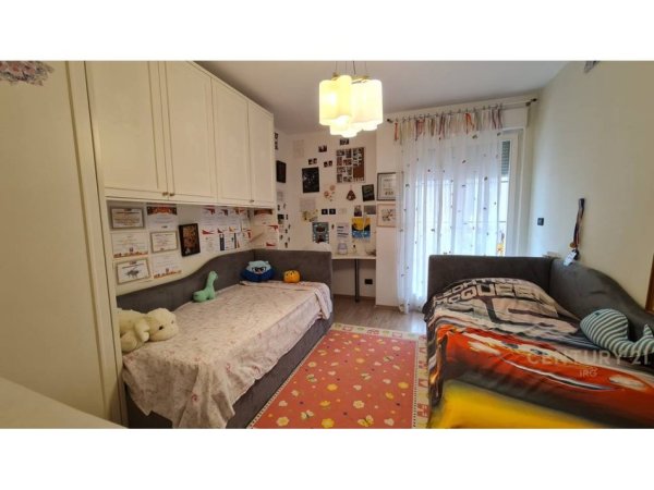 Tirane, jepet me qera apartament 2+1+Aneks+Ballkon Kati 10, 165 m² 1.800 € (Blloku)
