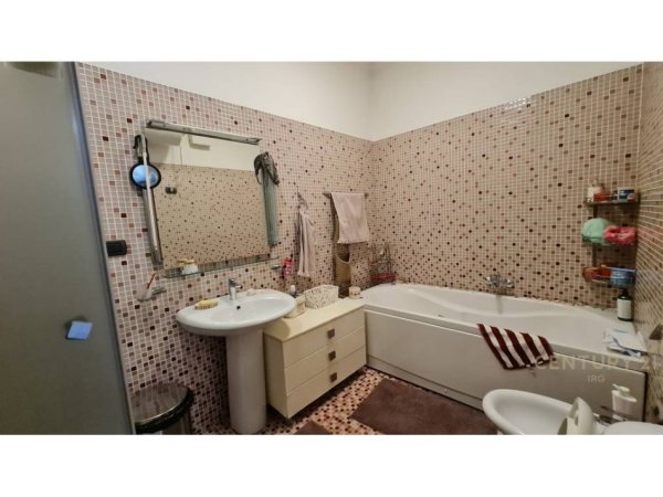 Tirane, jepet me qera apartament 2+1+Aneks+Ballkon Kati 10, 165 m² 1.800 € (Blloku)
