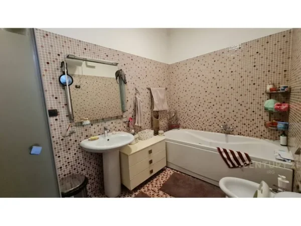 Tirane, jepet me qera apartament 2+1+Aneks+Ballkon Kati 10, 165 m² 1.800 € (Blloku)