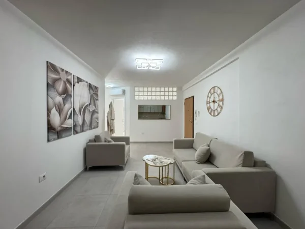 Tirane, jepet me qera apartament 2+1+Ballkon Kati 4, 80 m² 600 € (Ish Ekspozita)