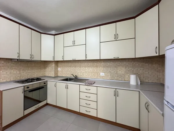 Tirane, jepet me qera apartament 2+1+Ballkon Kati 4, 80 m² 600 € (Ish Ekspozita)