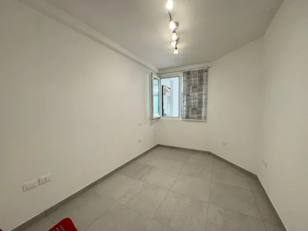 Tirane, jepet me qera apartament 2+1+Ballkon Kati 4, 80 m² 600 € (Ish Ekspozita)