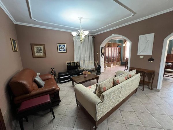 Tirane, jepet me qera apartament duplex Dublex Kati 3, 158 m² 1.000 € (Bulevardi Zogu i Parë)