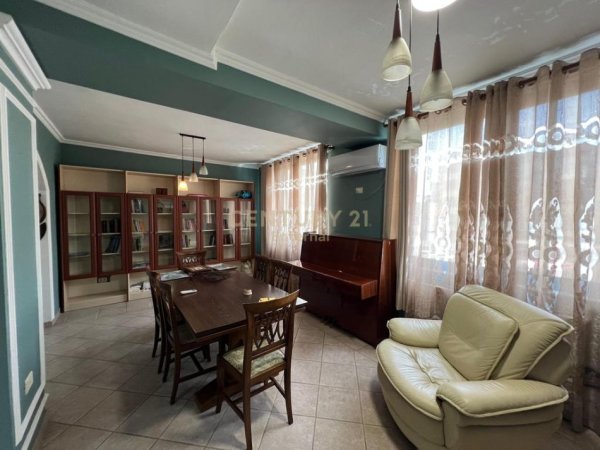 Tirane, jepet me qera apartament duplex Dublex Kati 3, 158 m² 1.000 € (Bulevardi Zogu i Parë)