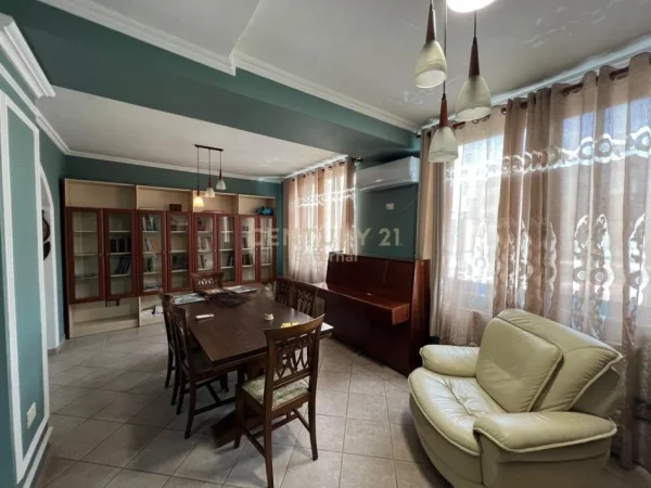Tirane, jepet me qera apartament duplex Dublex Kati 3, 158 m² 1.000 € (Bulevardi Zogu i Parë)