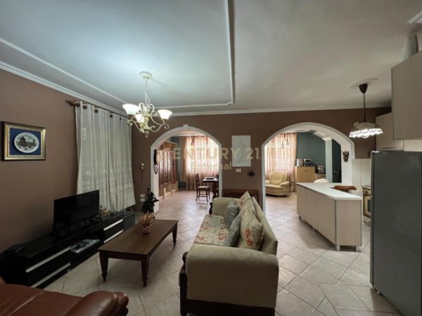Tirane, jepet me qera apartament duplex Dublex Kati 3, 158 m² 1.000 € (Bulevardi Zogu i Parë)