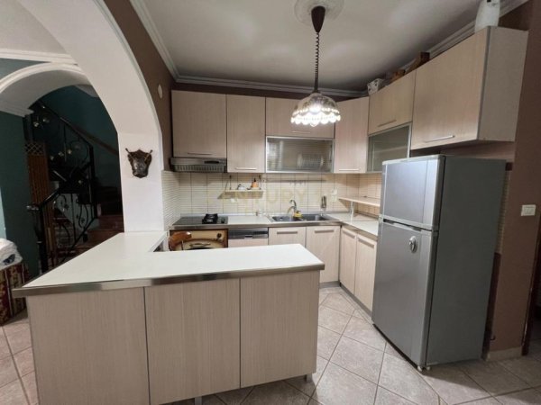 Tirane, jepet me qera apartament duplex Dublex Kati 3, 158 m² 1.000 € (Bulevardi Zogu i Parë)