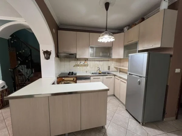Tirane, jepet me qera apartament duplex Dublex Kati 3, 158 m² 1.000 € (Bulevardi Zogu i Parë)