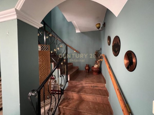 Tirane, jepet me qera apartament duplex Dublex Kati 3, 158 m² 1.000 € (Bulevardi Zogu i Parë)