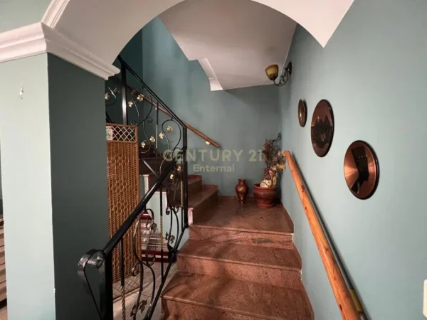 Tirane, jepet me qera apartament duplex Dublex Kati 3, 158 m² 1.000 € (Bulevardi Zogu i Parë)