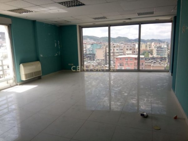 Tirane, jepet me qera zyre Kati 8, 220 m² 3.300 € (Libri Univesitar)