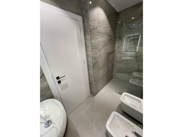 Tirane, jepet me qera apartament 2+1+Aneks+Ballkon Kati 9, 125 m² 1.300 € (Lake View)