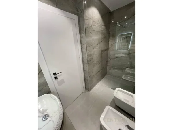 Tirane, jepet me qera apartament 2+1+Aneks+Ballkon Kati 9, 125 m² 1.300 € (Lake View)