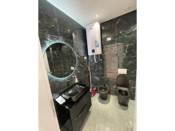 Tirane, jepet me qera apartament 2+1+Aneks+Ballkon Kati 9, 125 m² 1.300 € (Lake View)