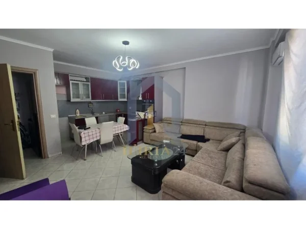 Tirane, jap me qera 1+1 Kati 7, 65 m² 350 € (Yzberisht)