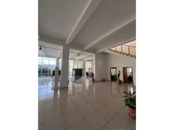 Tirane, jepet me qera ambjent biznesi , 2.500 m² 8.500 € (Autostrada Tiranë - Durrës)