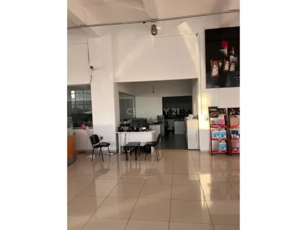 Tirane, jepet me qera ambjent biznesi , 2.500 m² 8.500 € (Autostrada Tiranë - Durrës)