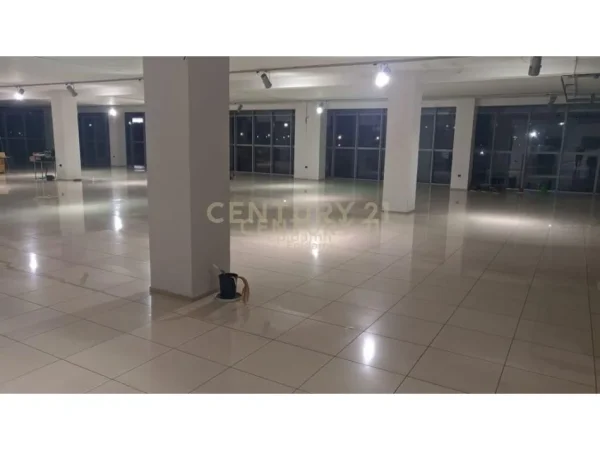 Tirane, jepet me qera ambjent biznesi , 2.500 m² 8.500 € (Autostrada Tiranë - Durrës)
