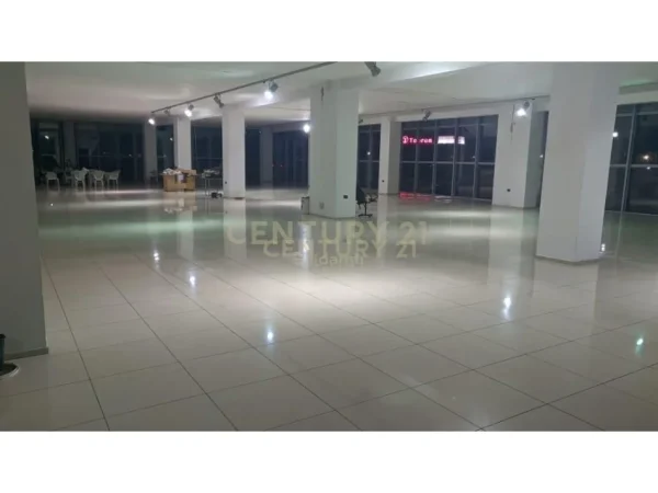 Tirane, jepet me qera ambjent biznesi , 2.500 m² 8.500 € (Autostrada Tiranë - Durrës)