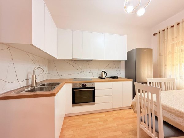 Tirane, jepet me qera Vile 2+1+Ballkon Kati 1, 70 m² 550 € (Prane Liqenit te Thate)