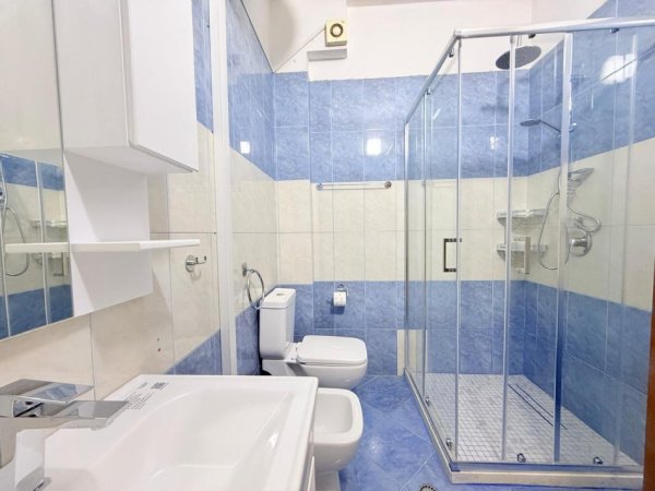 Tirane, jepet me qera Vile 2+1+Ballkon Kati 1, 70 m² 550 € (Prane Liqenit te Thate)