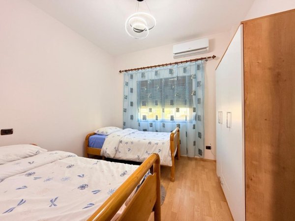 Tirane, jepet me qera Vile 2+1+Ballkon Kati 1, 70 m² 550 € (Prane Liqenit te Thate)