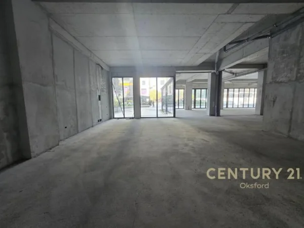 Tirane, jepet me qera ambjent biznesi Kati 0, 200 m² 3.650 € (SQUARE21)