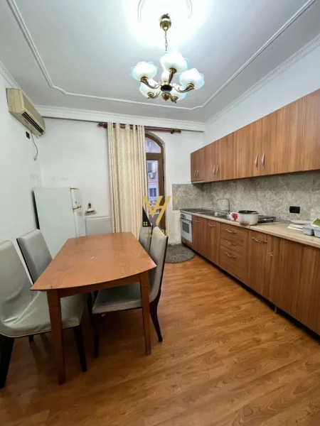 Tirane, jepet me qera apartament 2+1+2Ballkon Kati 2, 140 m² 500 € (ISH TREGU ELEKTRIK)