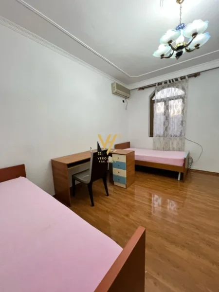 Tirane, jepet me qera apartament 2+1+2Ballkon Kati 2, 140 m² 500 € (ISH TREGU ELEKTRIK)