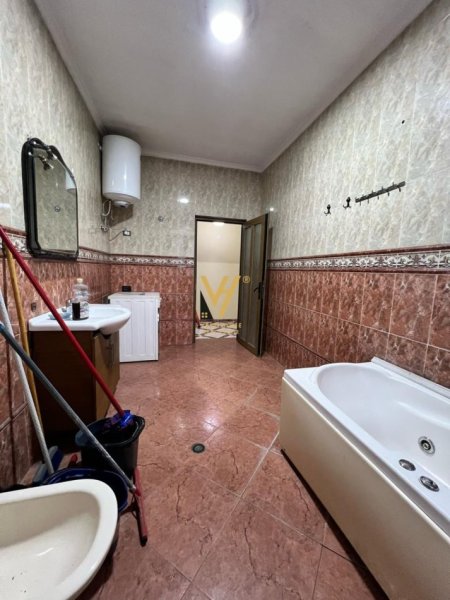 Tirane, jepet me qera apartament 2+1+2Ballkon Kati 2, 140 m² 500 € (ISH TREGU ELEKTRIK)