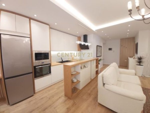 Tirane, jepet me qera apartament 1+1+Aneks+Ballkon Kati 4, 85 m² 800 € (Rruga e Dibres)