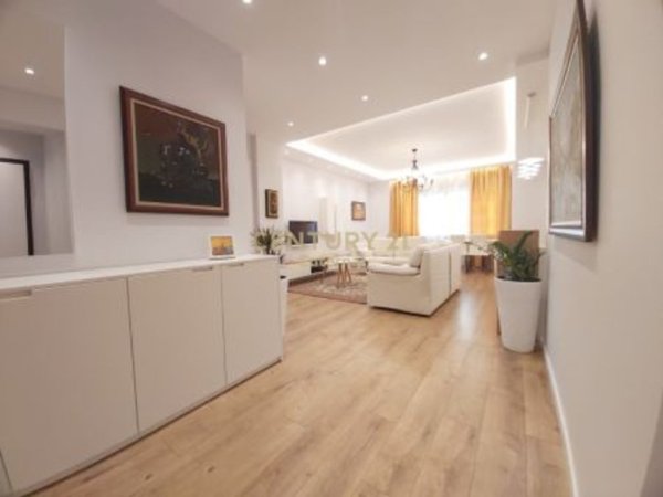 Tirane, jepet me qera apartament 1+1+Aneks+Ballkon Kati 4, 85 m² 800 € (Rruga e Dibres)