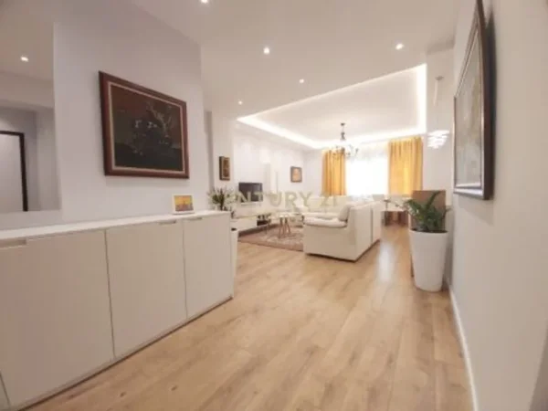 Tirane, jepet me qera apartament 1+1+Aneks+Ballkon Kati 4, 85 m² 800 € (Rruga e Dibres)