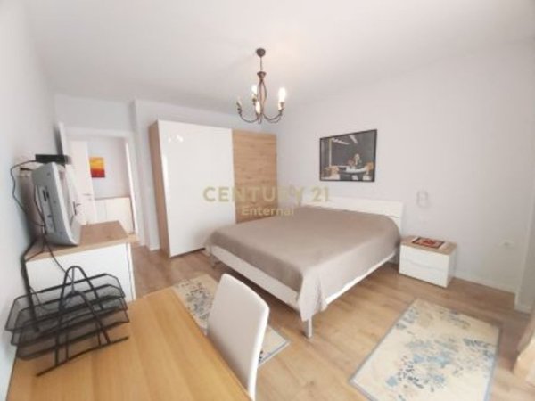Tirane, jepet me qera apartament 1+1+Aneks+Ballkon Kati 4, 85 m² 800 € (Rruga e Dibres)