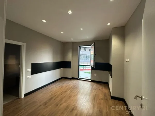 Tirane, jepet me qera zyre Kati 1, 115 m² 1.400 € (Rruga e Kosovareve)