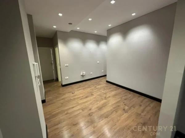 Tirane, jepet me qera zyre Kati 1, 115 m² 1.400 € (Rruga e Kosovareve)
