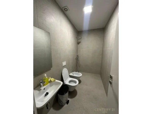 Tirane, jepet me qera zyre Kati 1, 115 m² 1.400 € (Rruga e Kosovareve)