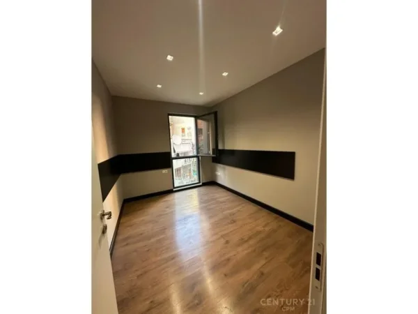 Tirane, jepet me qera zyre Kati 1, 115 m² 1.400 € (Rruga e Kosovareve)