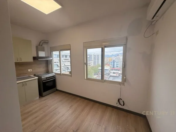 Tirane, jepet me qera zyre Kati 5, 82 m² 700 € (Qendra Tregtare Kristal)