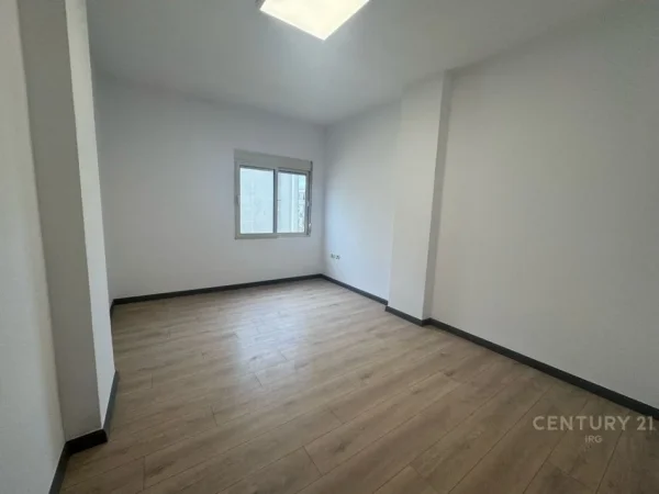 Tirane, jepet me qera zyre Kati 5, 82 m² 700 € (Qendra Tregtare Kristal)