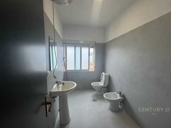 Tirane, jepet me qera zyre Kati 5, 82 m² 700 € (Qendra Tregtare Kristal)