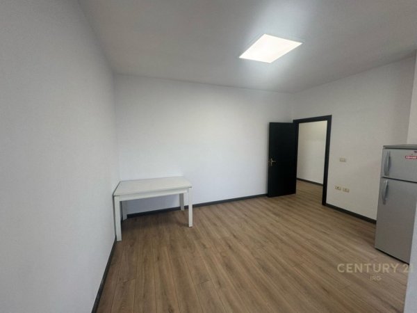 Tirane, jepet me qera apartament 2+1+Aneks+Ballkon Kati 5, 82 m² 700 € (Qendra Tregtare Kristal)