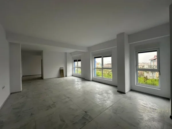 Tirane, jepet me qera ambjent biznesi , 365 m² 3.500 € (Rezidenca Kaimi)