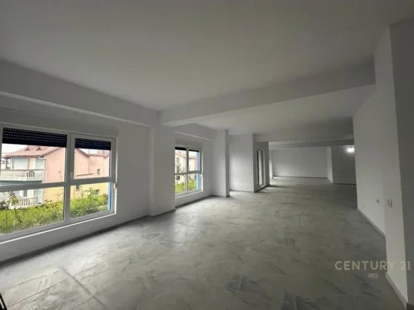 Tirane, jepet me qera ambjent biznesi , 365 m² 3.500 € (Rezidenca Kaimi)