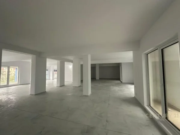 Tirane, jepet me qera ambjent biznesi , 365 m² 3.500 € (Rezidenca Kaimi)