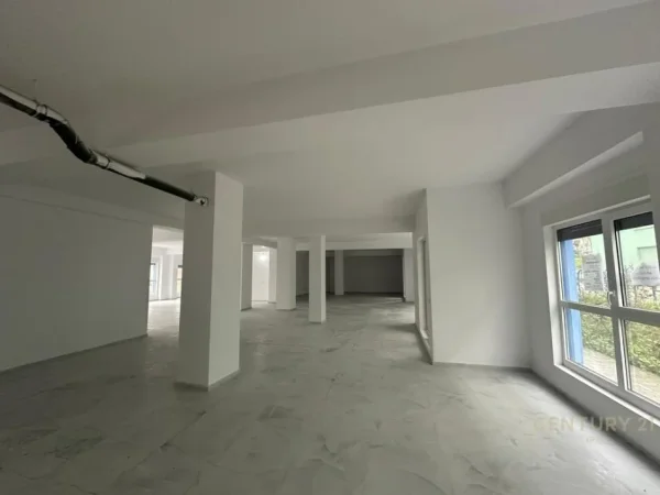 Tirane, jepet me qera ambjent biznesi , 365 m² 3.500 € (Rezidenca Kaimi)