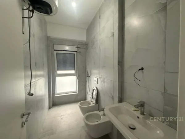 Tirane, jepet me qera ambjent biznesi , 365 m² 3.500 € (Rezidenca Kaimi)