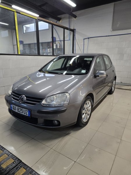 Tirane, shitet makine Golf 5 Nafte, gri e erret automatik Kondicioner 230.000 km 5.000 €