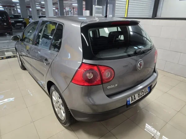 Tirane, shitet makine Golf 5 Nafte, gri e erret automatik Kondicioner 230.000 km 5.000 €